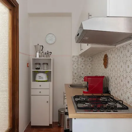 Guesthost - Bright X4 Along The Tevere! *