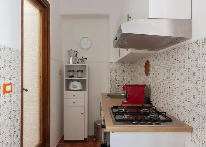 Guesthost - Bright X4 Along The Tevere! *