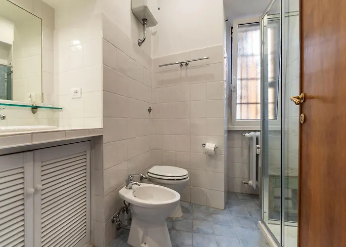 Guesthost - Bright X4 Along The Tevere! Rom