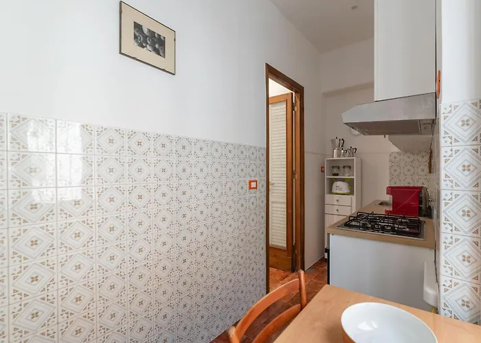 Guesthost - Bright X4 Along The Tevere! *